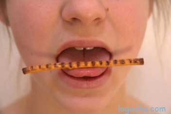 Открой рот и постарайся удержать соломинку в равновесии на языке. Можно прижать к верхним зубам, но рот закрывать нельзя