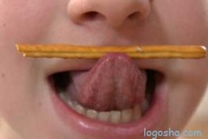 Сделай усы! Удерживай соломинку у верхней губы с помощью кончика языка